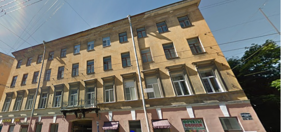 На Загородном проспекте обновили фасад и балкон исторического дома